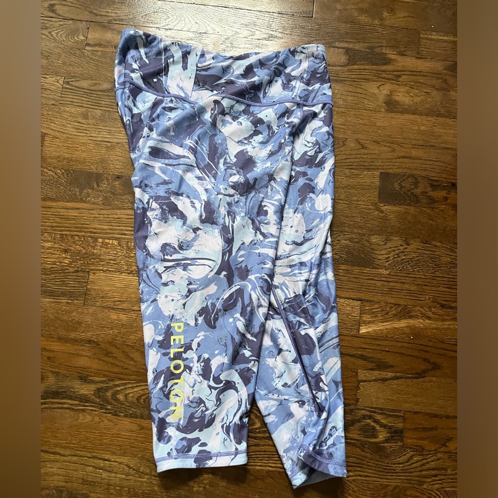 Patterned capri Peloton leggings size 1X